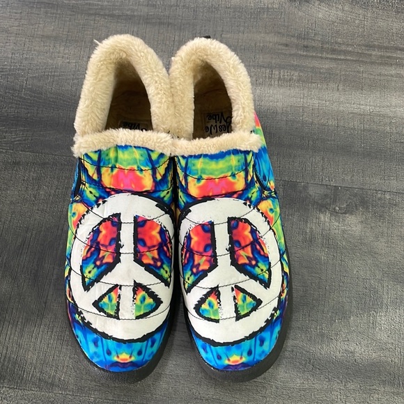 Yes We Vibe Peace Sign Tie Dye Quilted Shoe UNISEX - Picture 1 of 7